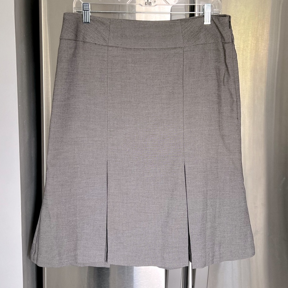 Worthington Herringbone tulip skirt. Size 10. Front kick pleats, knee length.